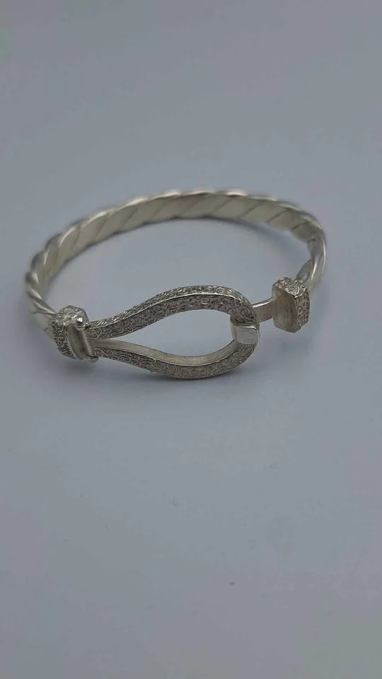 Solid 925 Sterling Silver Horseshoe Bangle - 31.42 Grams **BRAND NEW**