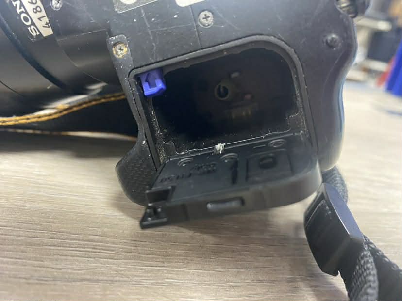 Sony Alpha DSLR-A330 10.2MP Digital SLR Camera - Image 4