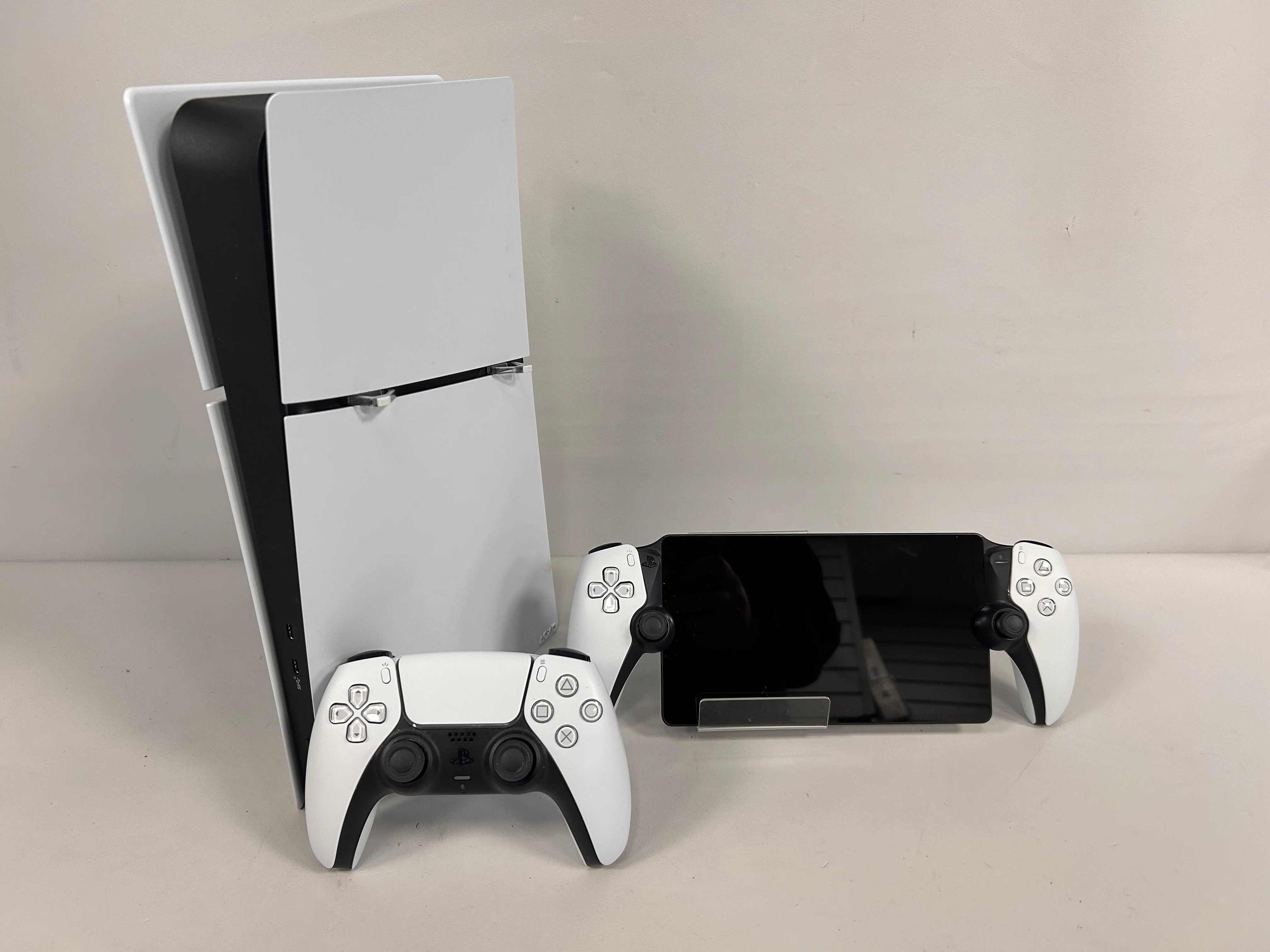 Sony PlayStation 5 Digital Edition 1TB & PS Portal Bundle - Image 2