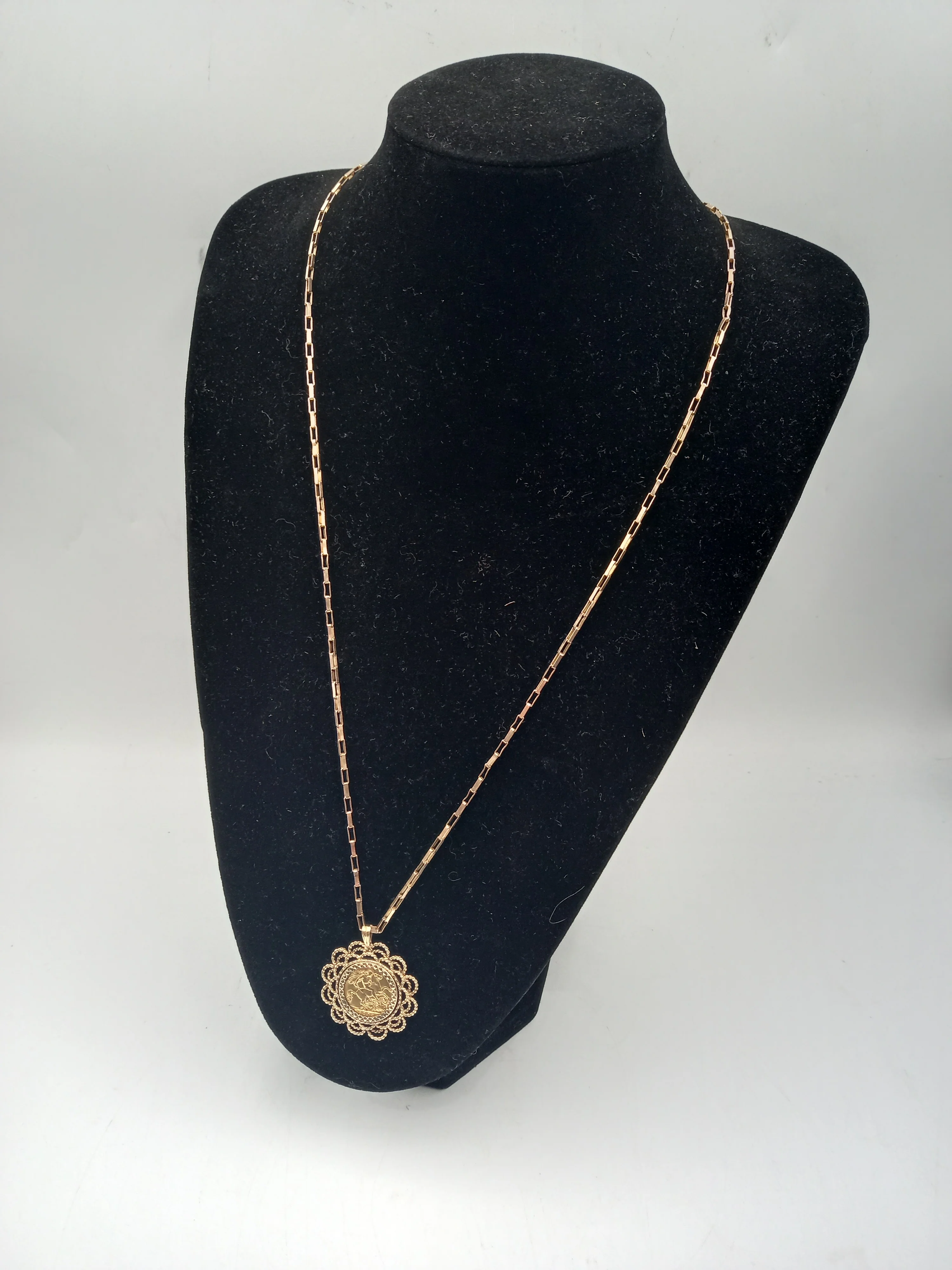 Half Sovereign Pendant Necklace - Hallmarked 10.29g 9ct Gold Chain with 22ct 1/2 Sovereign in 4.55g 9ct Mount