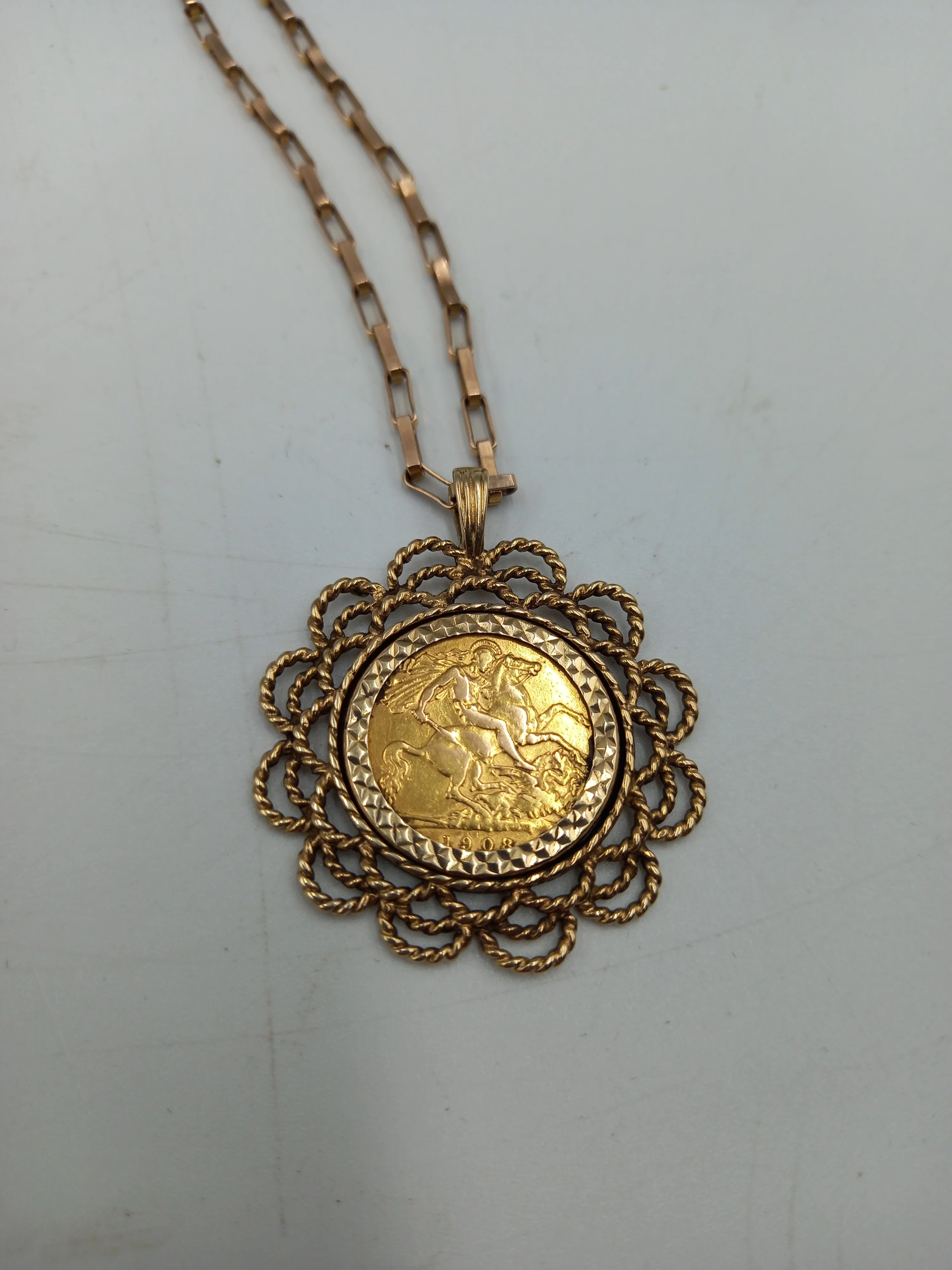 Half Sovereign Pendant Necklace - Hallmarked 10.29g 9ct Gold Chain with 22ct 1/2 Sovereign in 4.55g 9ct Mount - Image 2