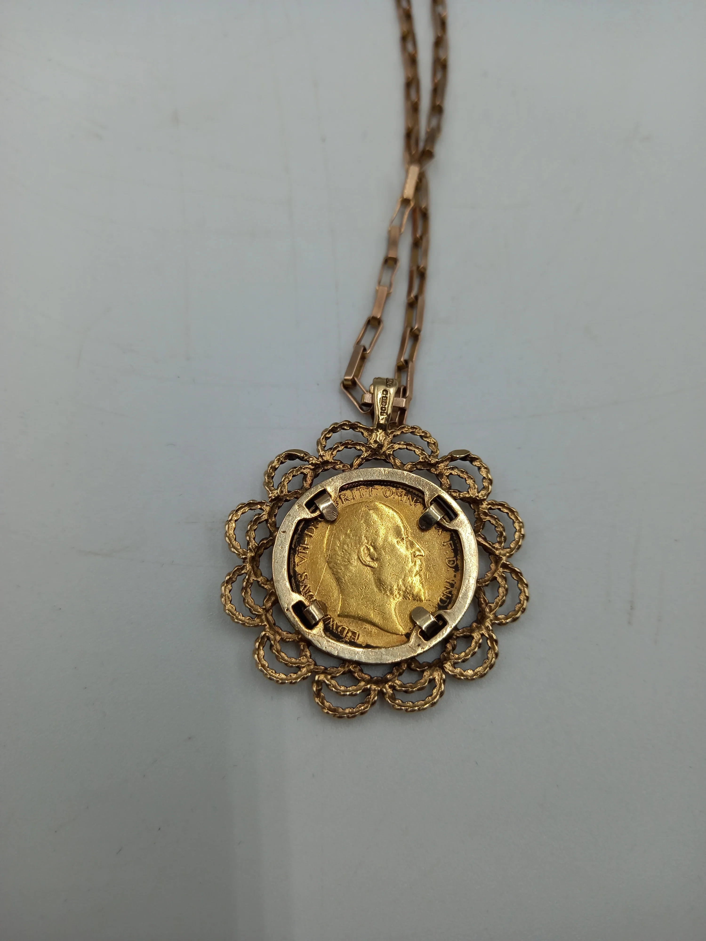 Half Sovereign Pendant Necklace - Hallmarked 10.29g 9ct Gold Chain with 22ct 1/2 Sovereign in 4.55g 9ct Mount - Image 3