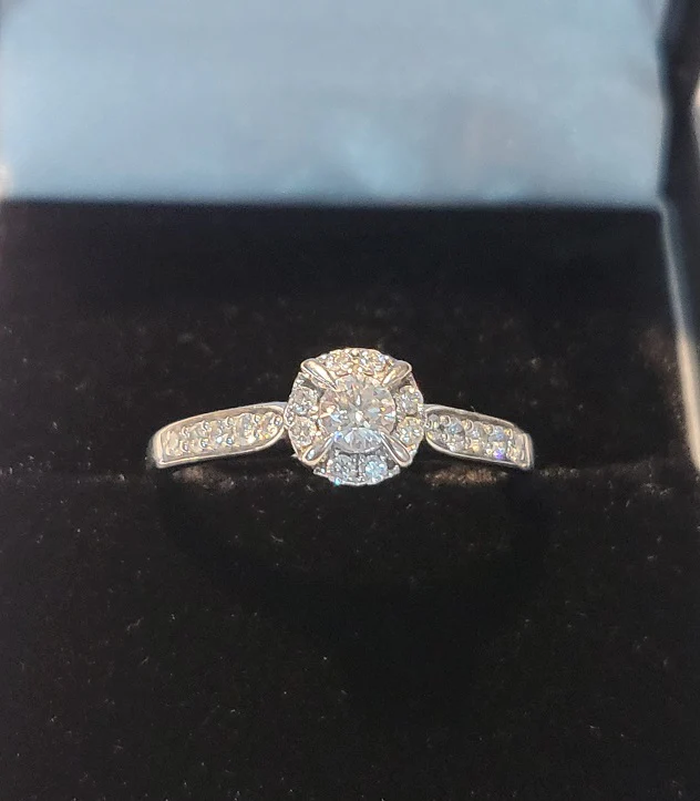 Stunning 18CT White Gold Ring With Diamond Stones - 3.03g - Size M