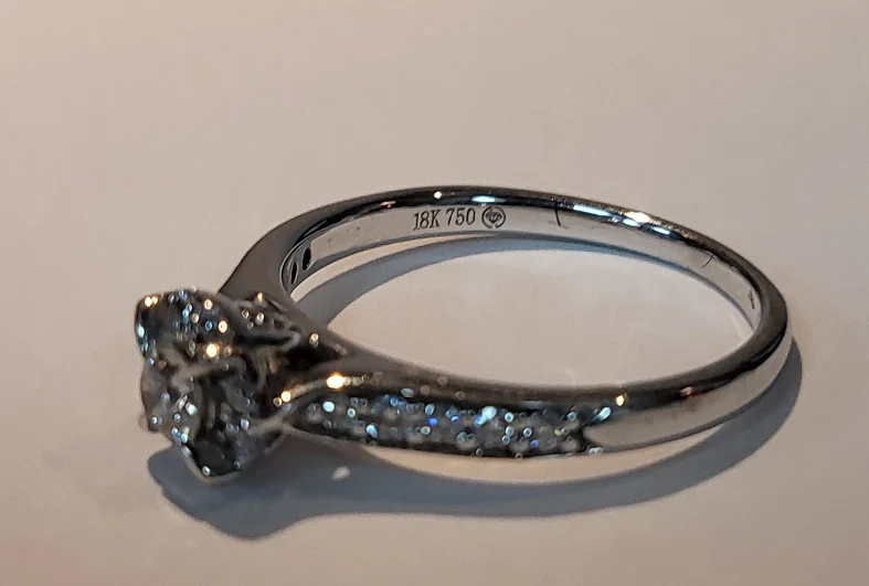 Stunning 18CT White Gold Ring With Diamond Stones - 3.03g - Size M - Image 3