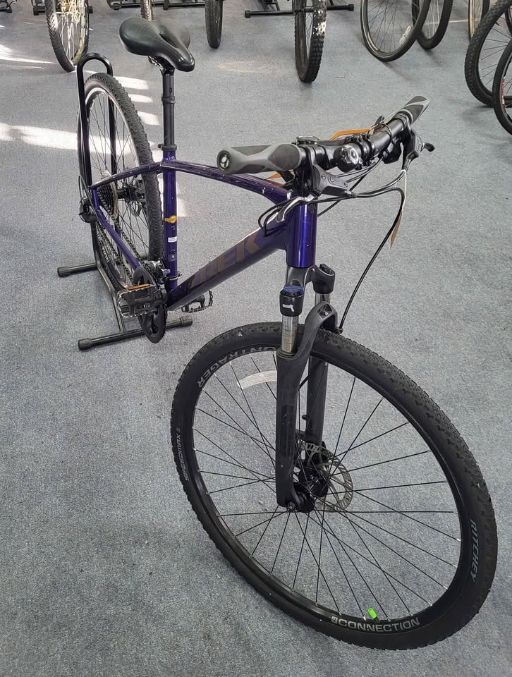 Trek Dual Sport 2 Mountain Bike - 17" Frame - 28" Wheels - 16 Speed - Image 4
