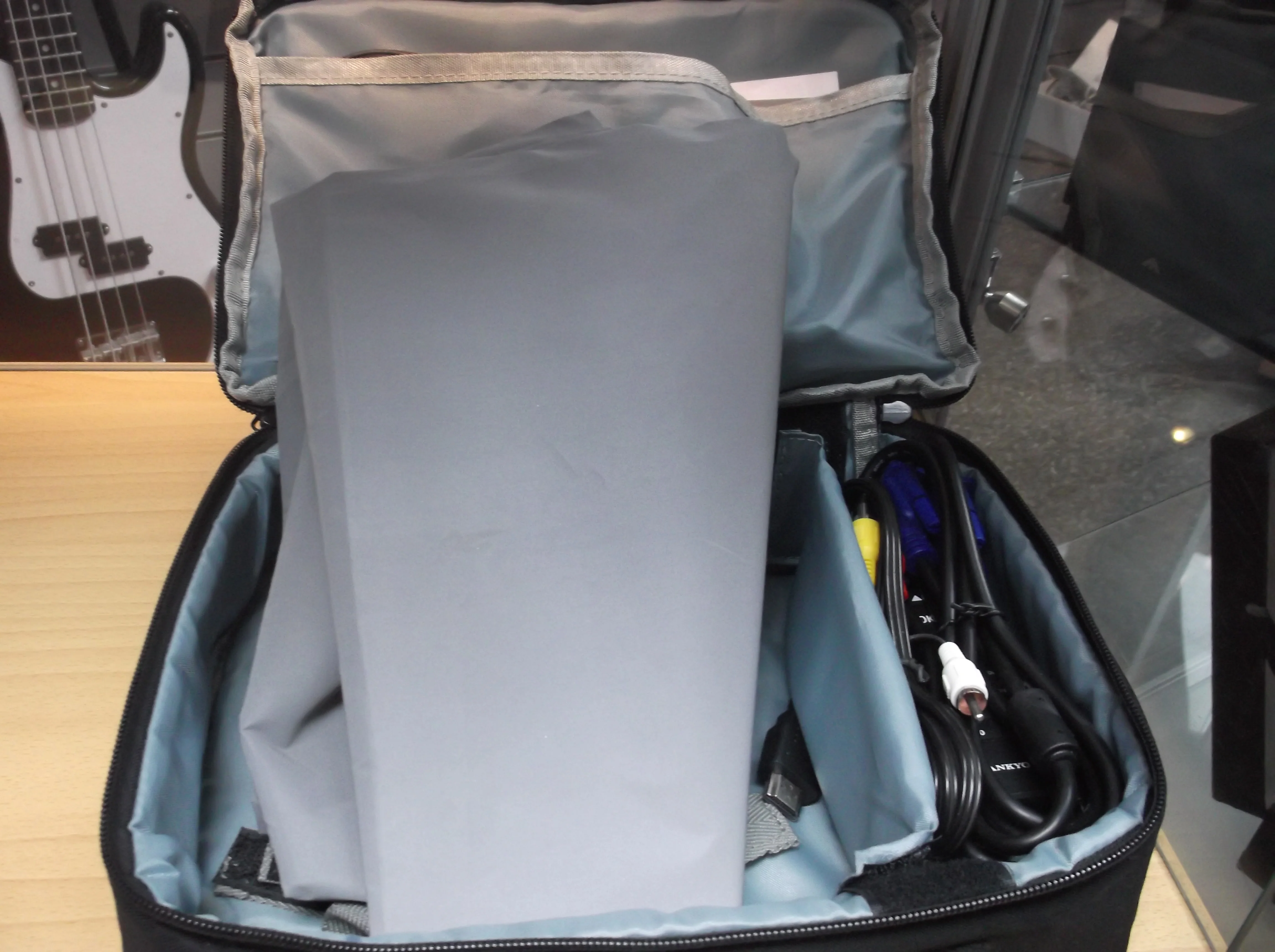 Vankyo Projector with Screen and carry case - Image 2
