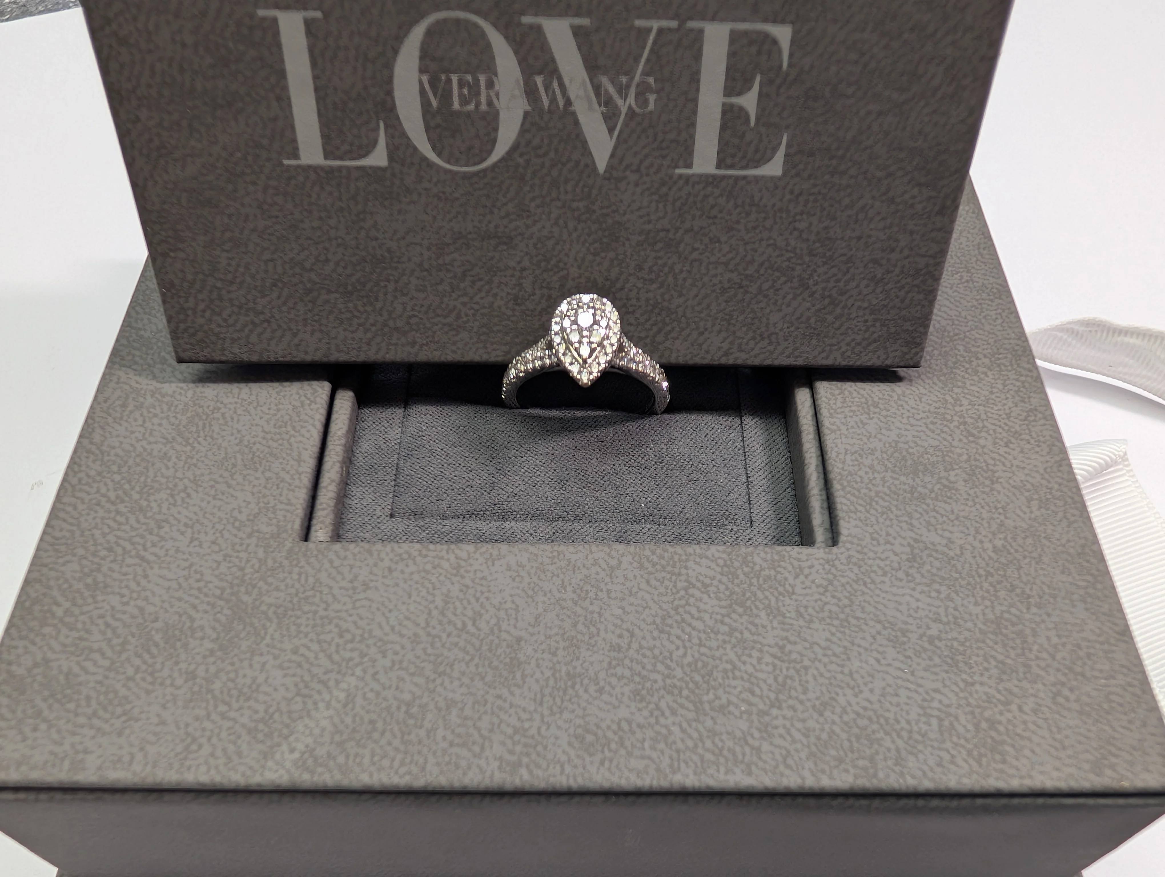 Vera Wang 18ct White Gold Diamond Ring Boxed - Image 2