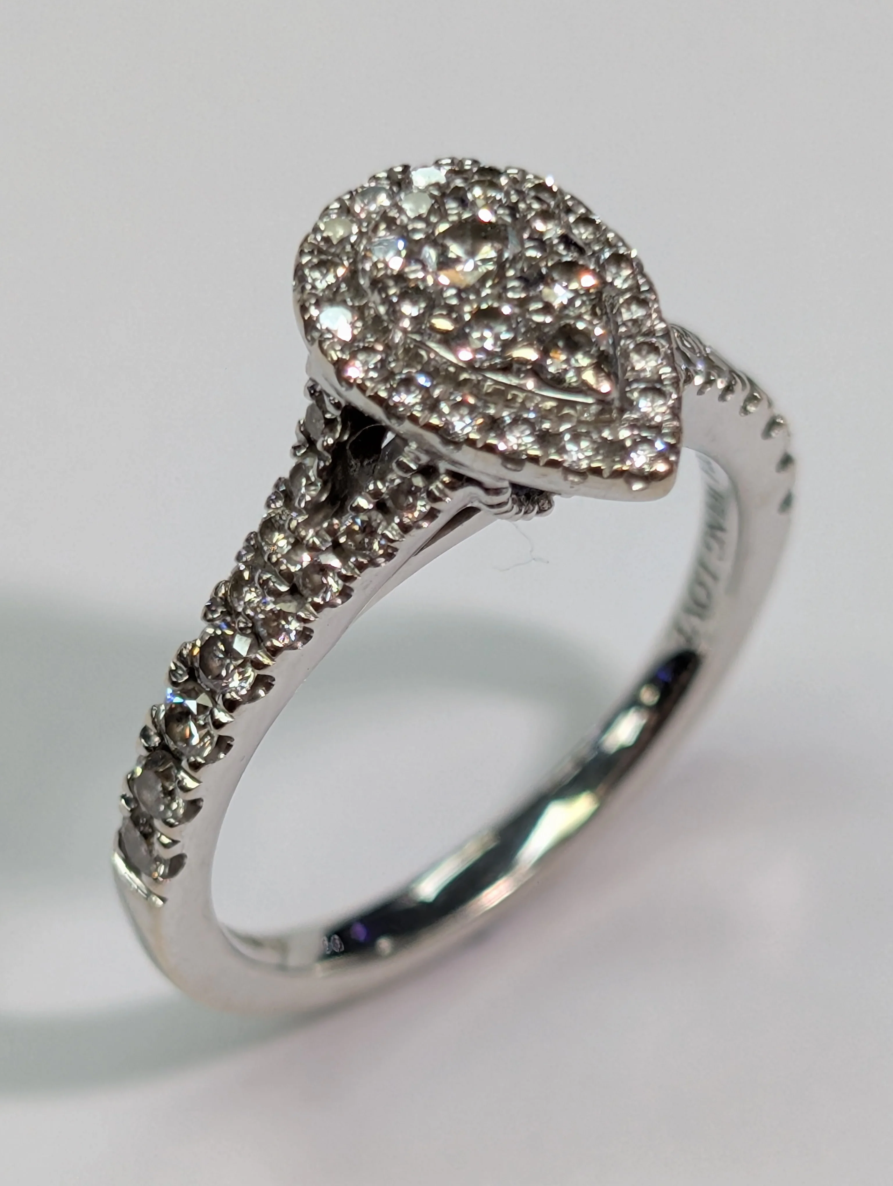 Vera Wang 18ct White Gold Diamond Ring Boxed - Image 3