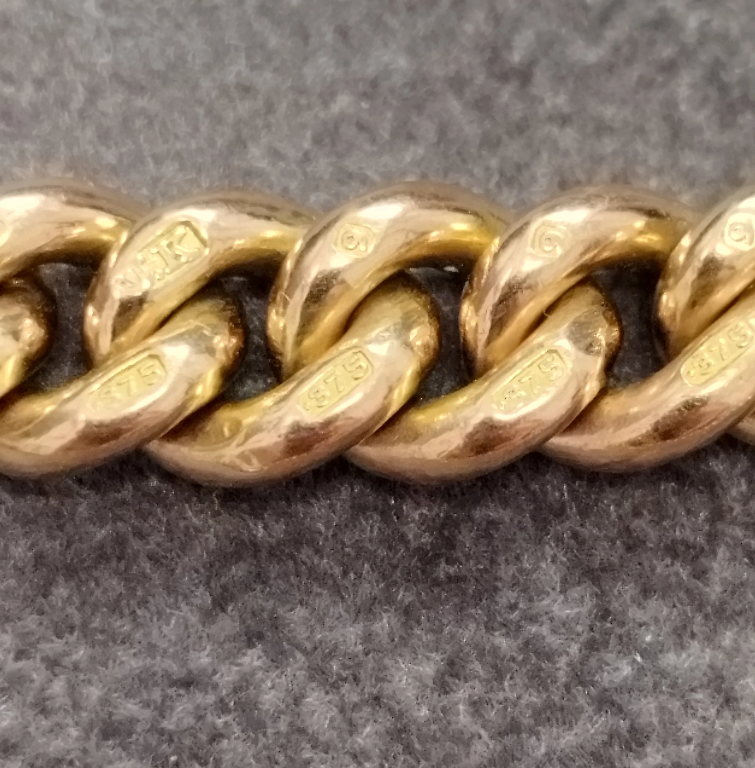 Vintage 1980 9ct Yellow Gold Graduated Curb Charm Bracelet - Image 2