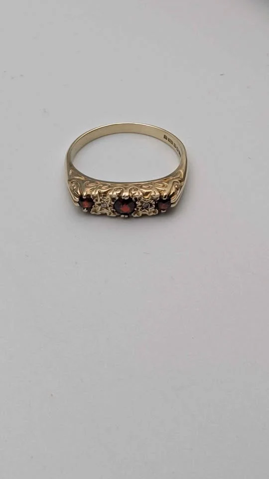 Vintage 9ct Yellow Gold Garnet & CZ Ring – Size Q – 2.22 Grams – Classic Gemstone Design