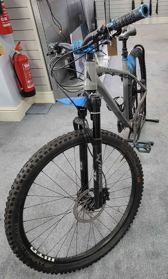 Vitus Sanitier Downhill MTB - 29"Wheels - Lrg Frame - 11 Speed - Bomber Z2 Front Folks