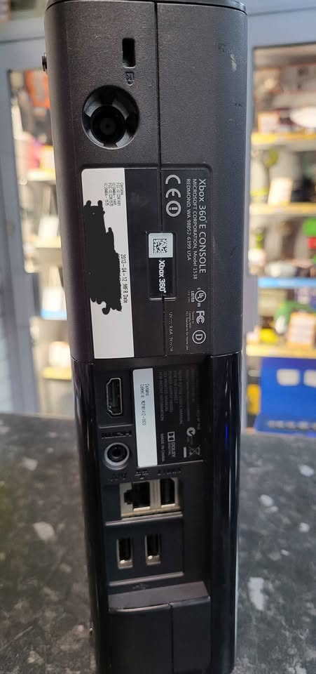 Xbox 360 E 250GB Console - Boxed - Image 3