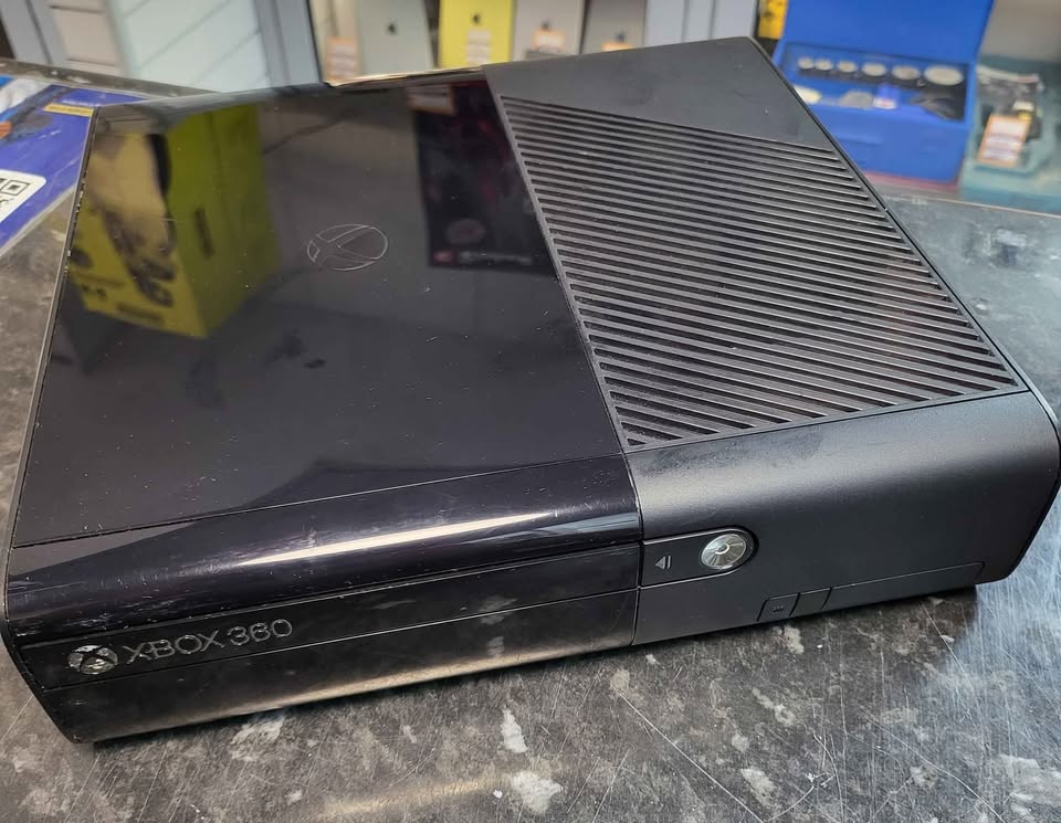 Xbox 360 E 250GB Console - Boxed - Image 4