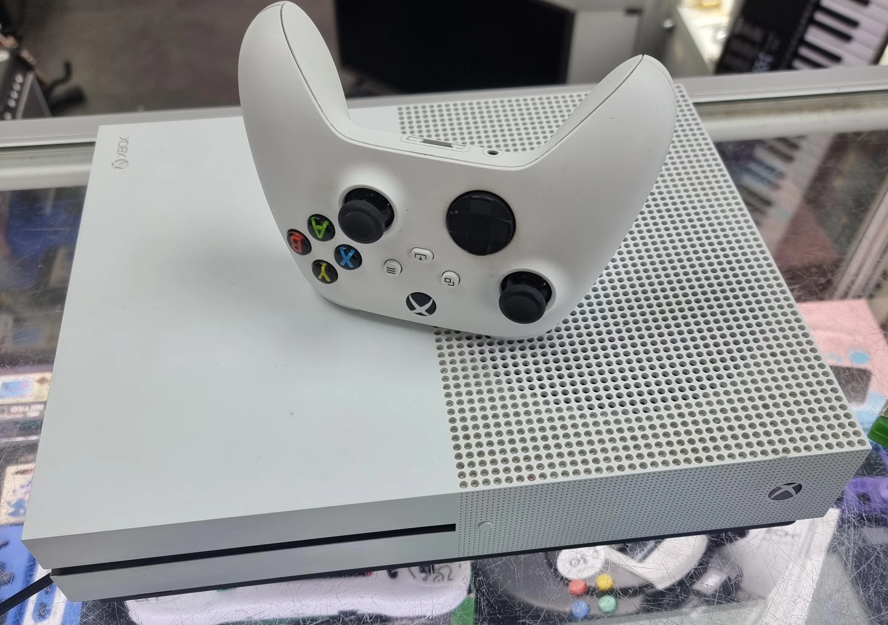 Xbox One S 1TB Console + 2 Games + Headset - Image 3