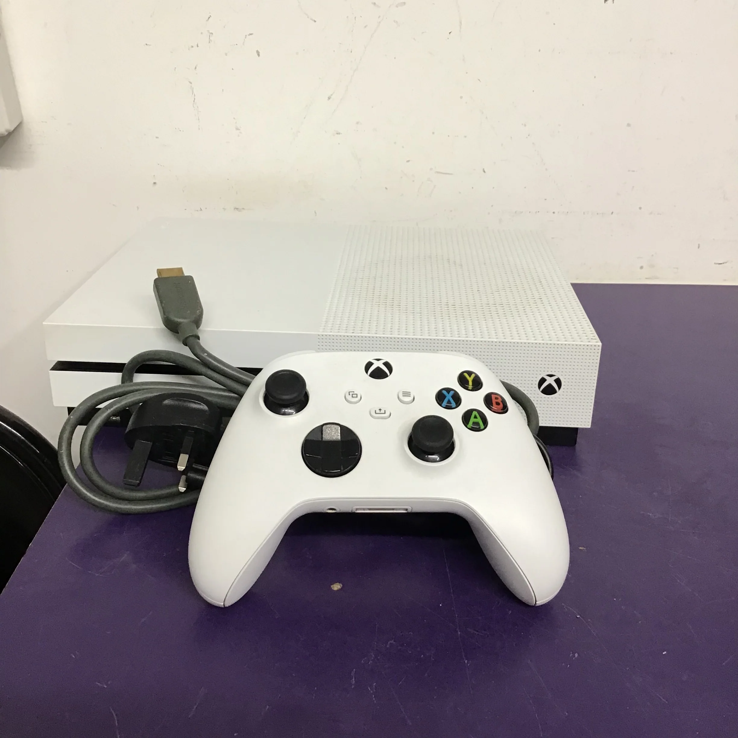 Xbox One S 500GB with controller. - Image 3