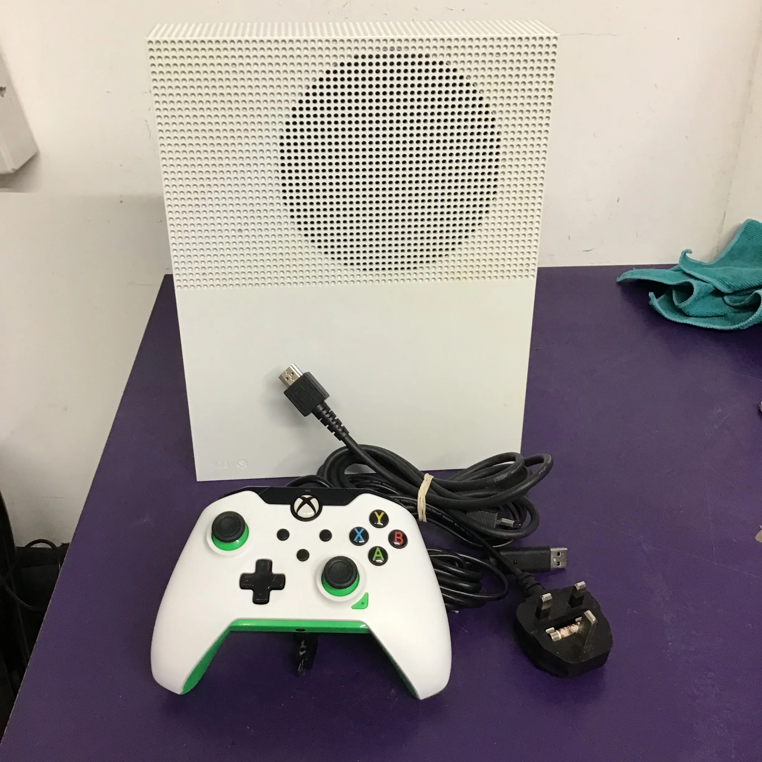 Xbox one S and controller