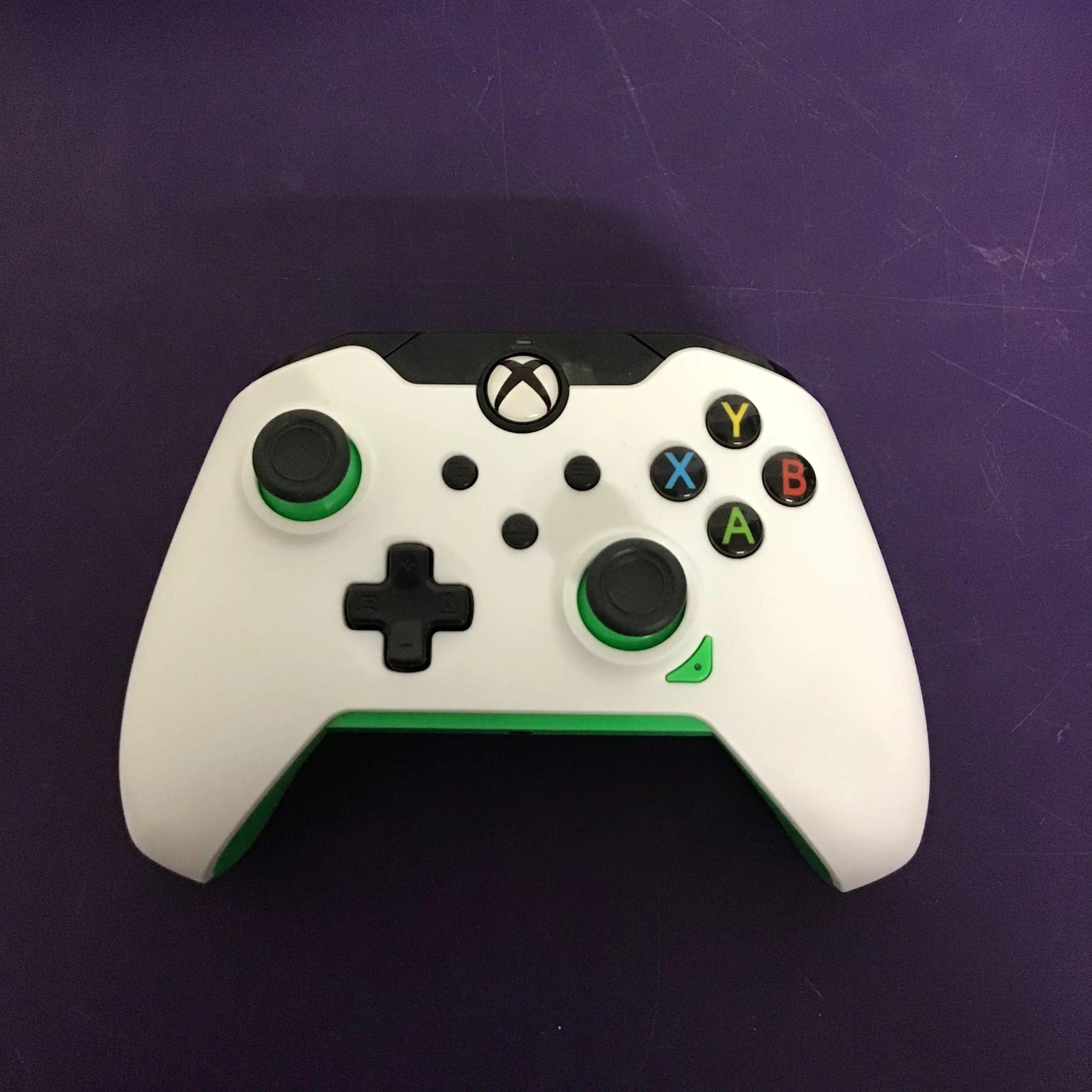 Xbox one S and controller - Image 3