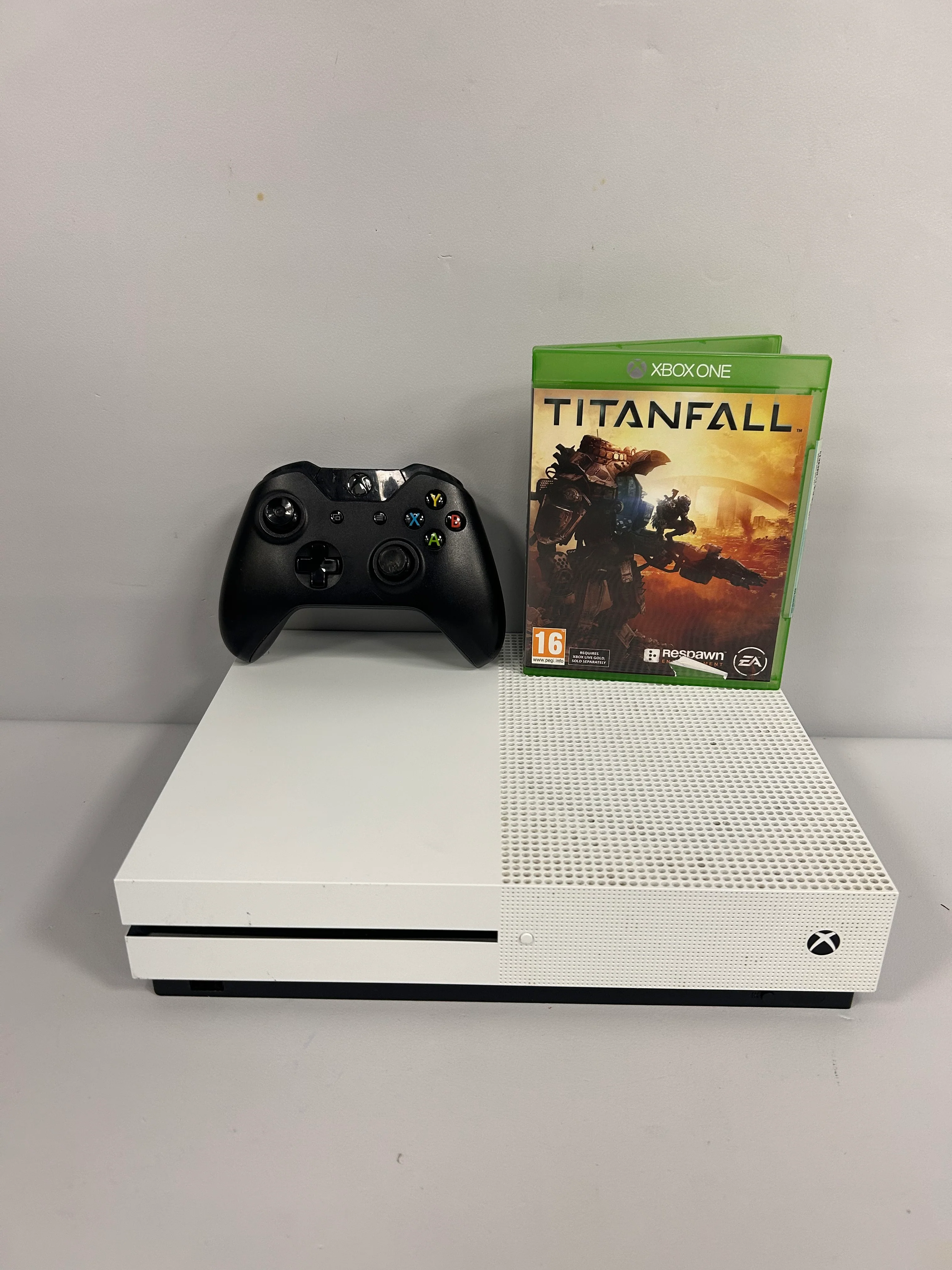 Xbox One S Console 500GB - Titanfall Package - Image 2
