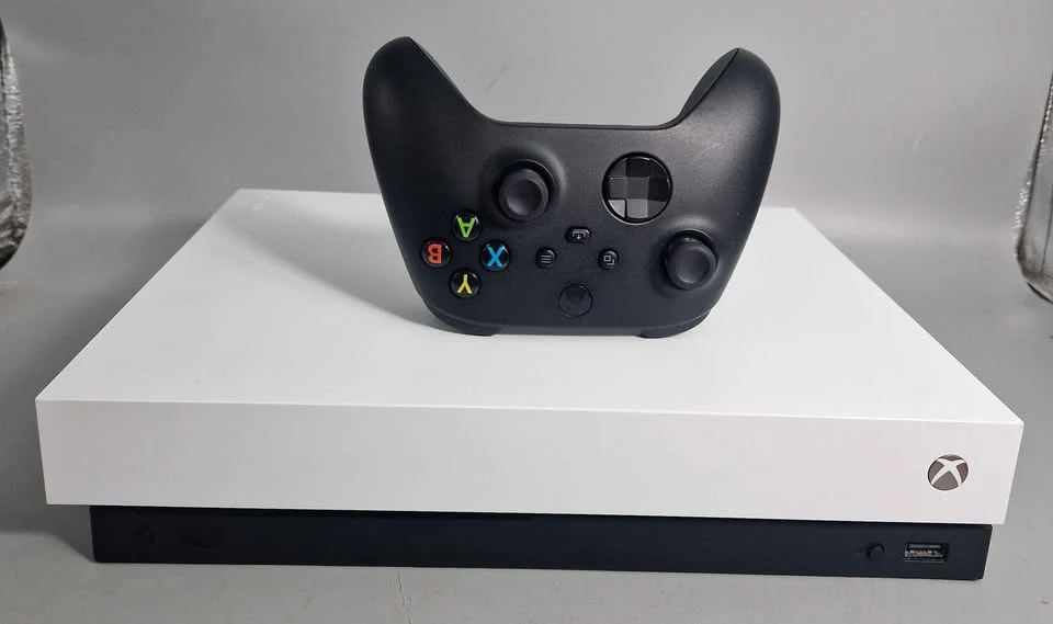 Xbox One X Console, 1TB, Robot White, Unboxed - Image 3