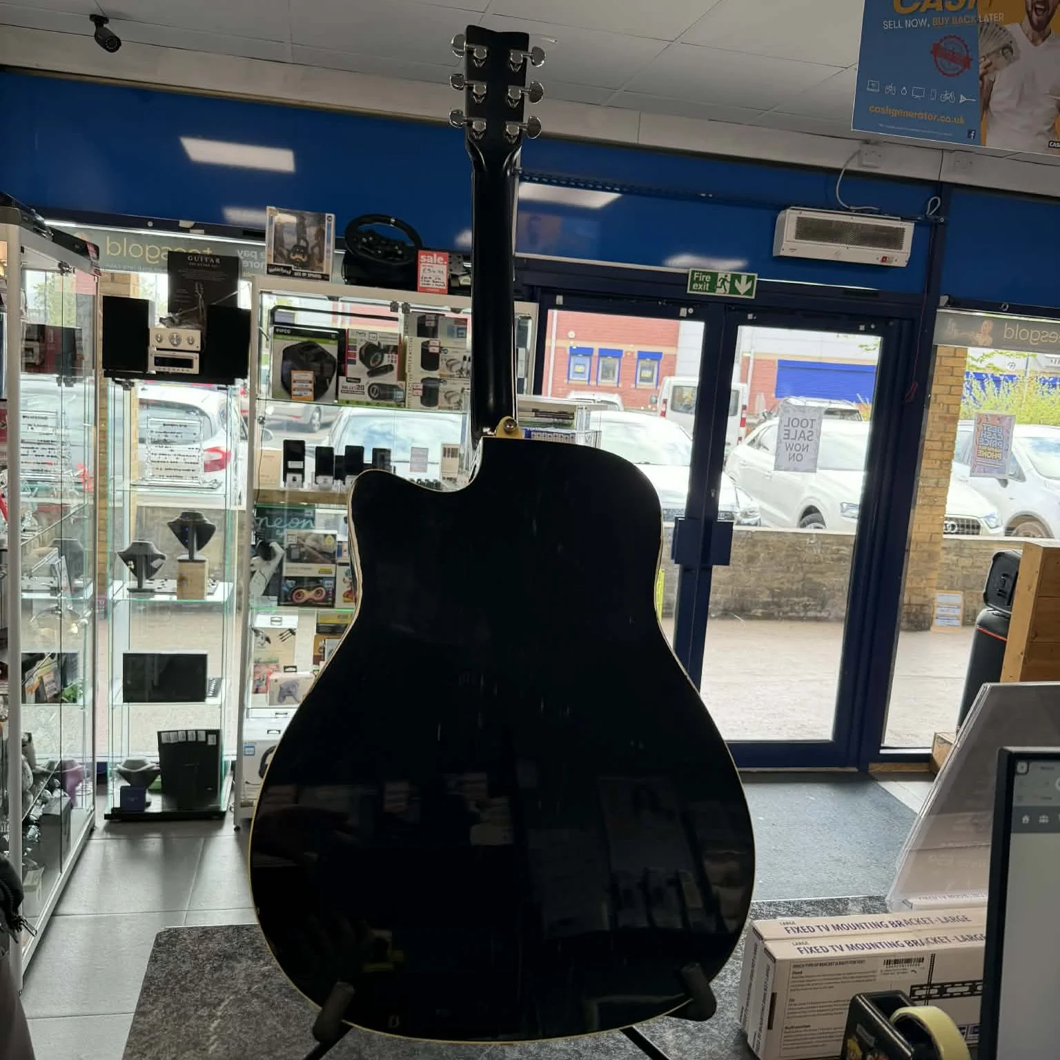 Yamaha FX370C Electro Acoustic Guitar in Black - Image 2